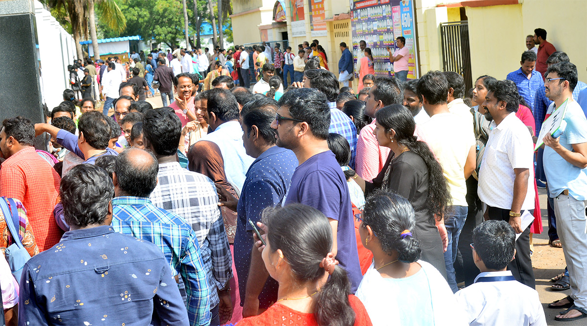 Huge Rush of Devotees at Vijayawada Kanaka Durga temple - Sakshi7