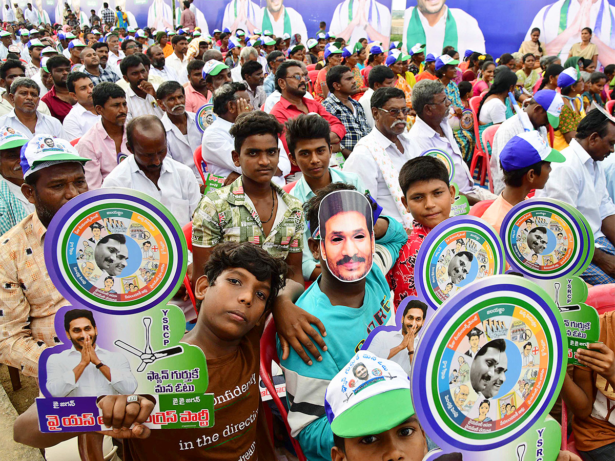 ysrcp samajika sadhikara bus yatra kamalapuram photos - Sakshi1