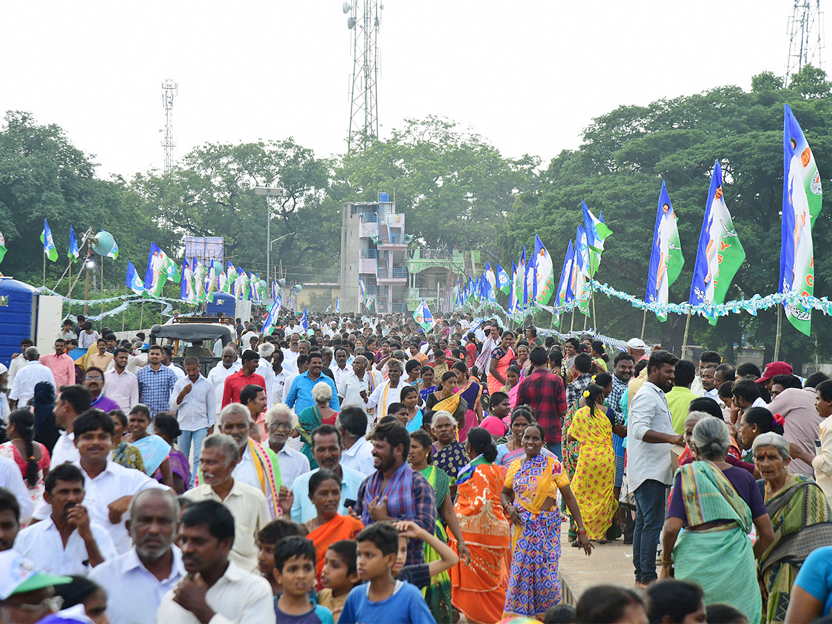 ysrcp samajika sadhikara bus yatra kamalapuram photos - Sakshi16