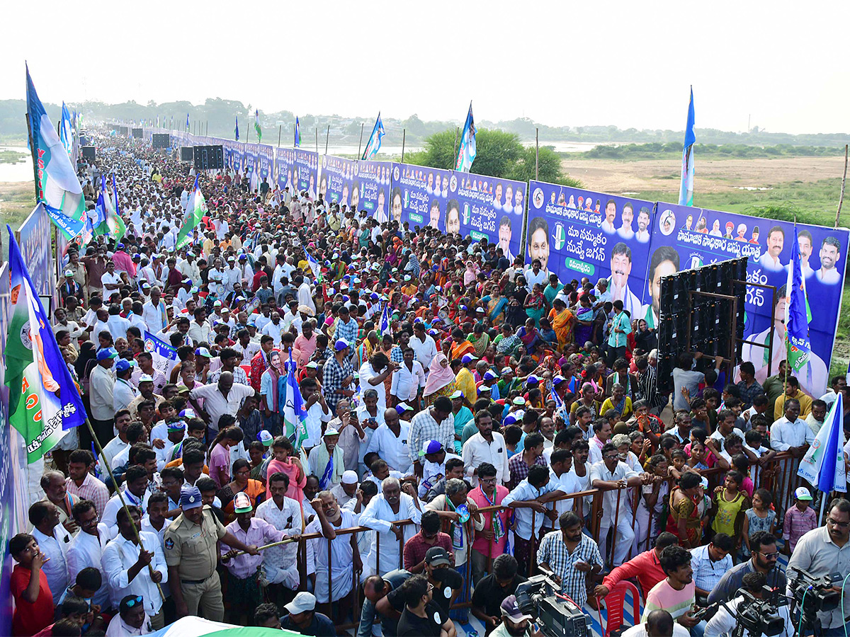 ysrcp samajika sadhikara bus yatra kamalapuram photos - Sakshi25