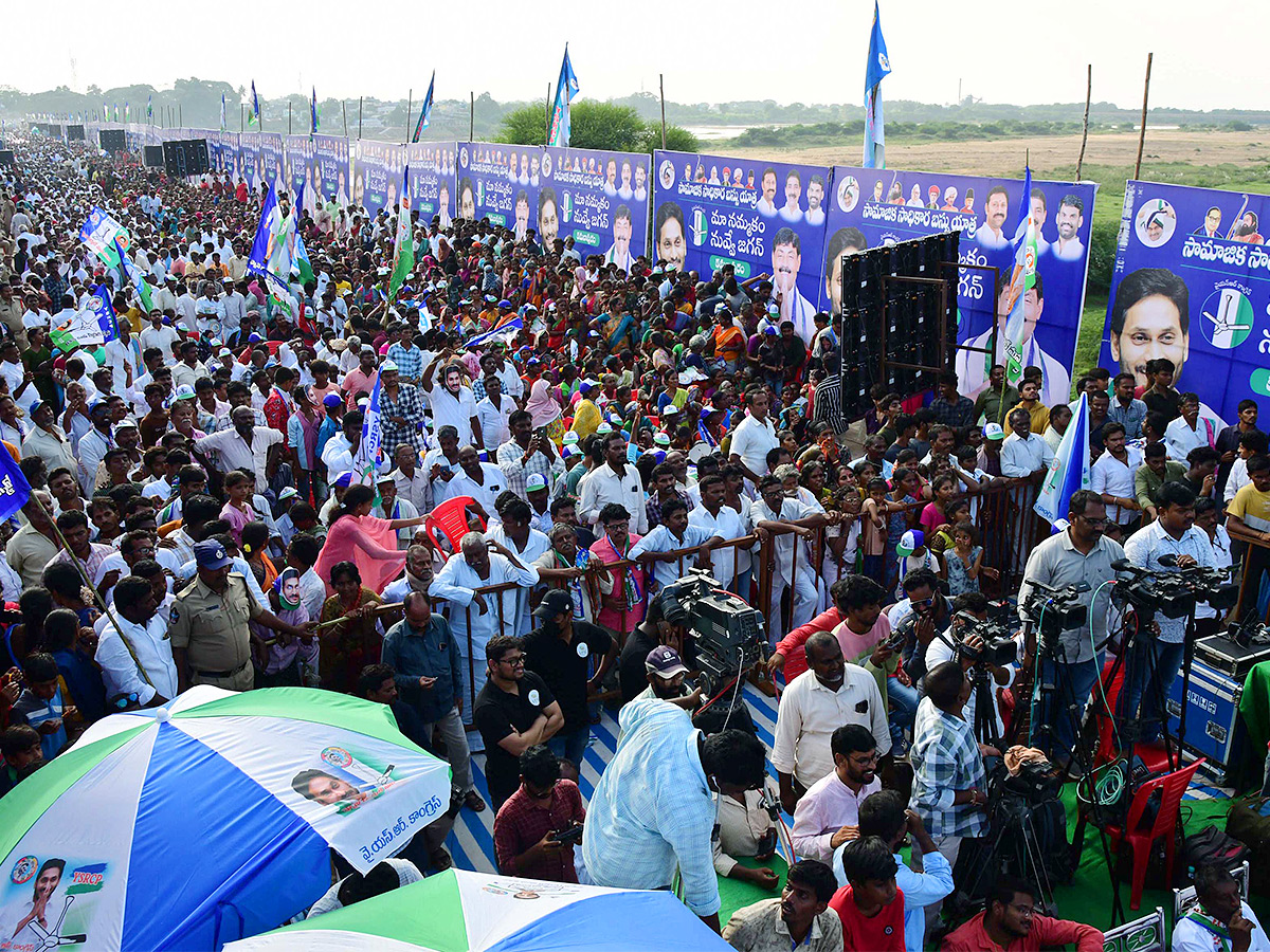 ysrcp samajika sadhikara bus yatra kamalapuram photos - Sakshi31