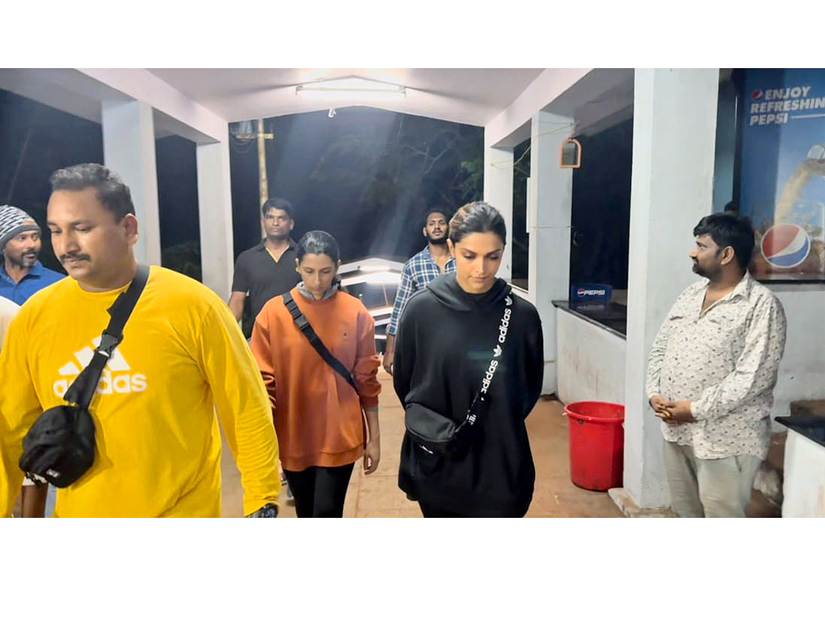 Deepika Padukone Walking to Tirumala with Anisha Padukone Photos - Sakshi12