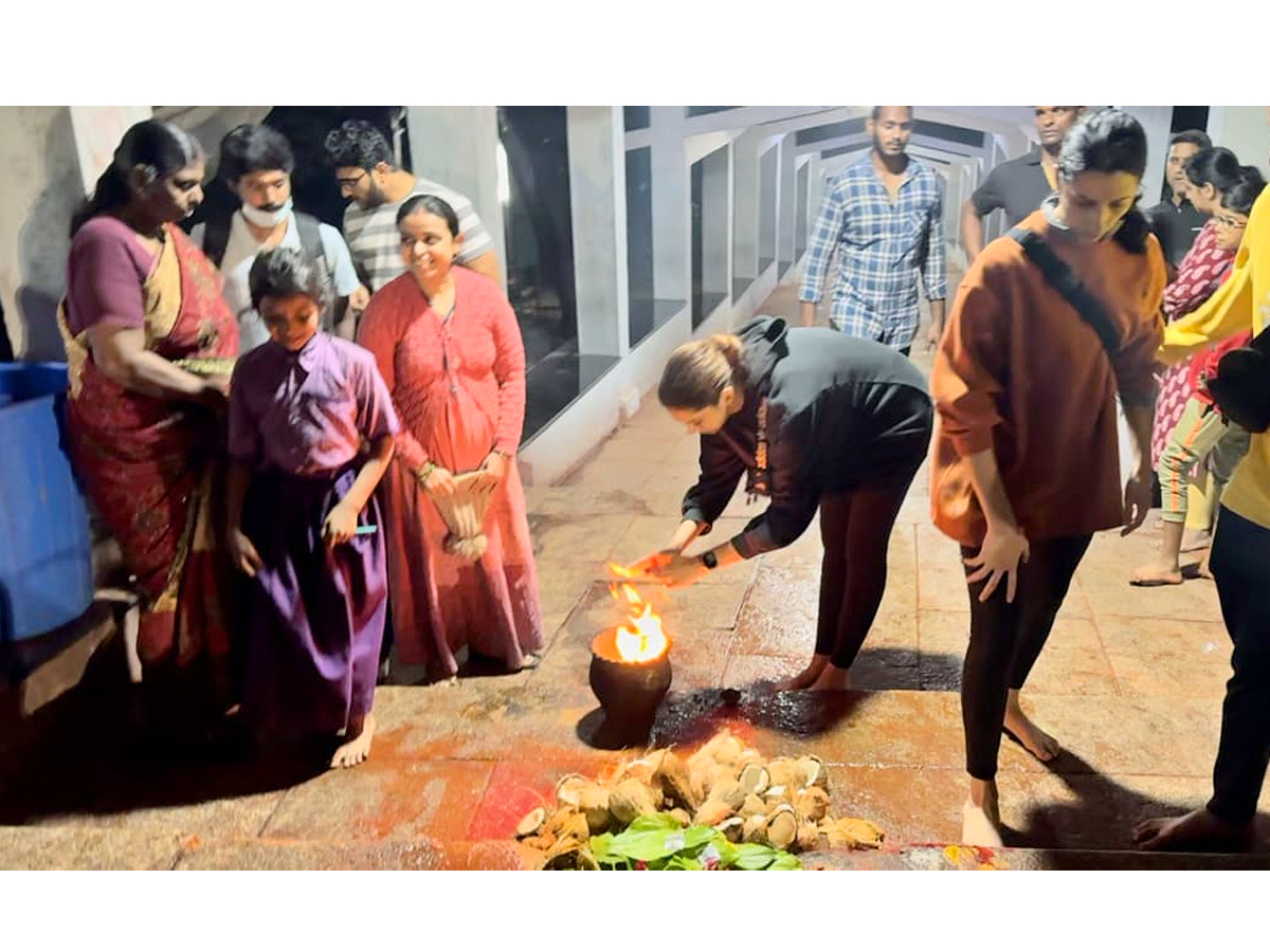 Deepika Padukone Walking to Tirumala with Anisha Padukone Photos - Sakshi5