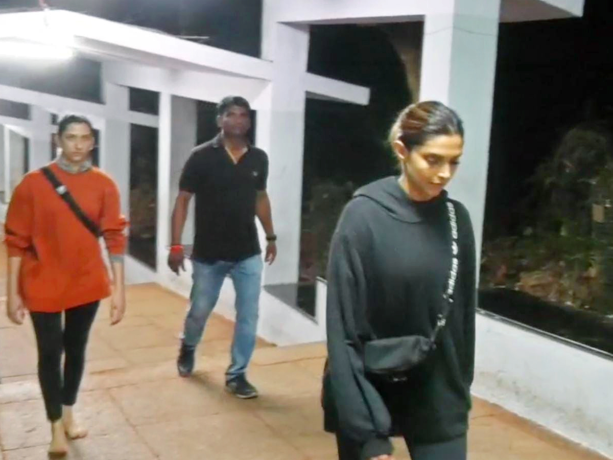 Deepika Padukone Walking to Tirumala with Anisha Padukone Photos - Sakshi7