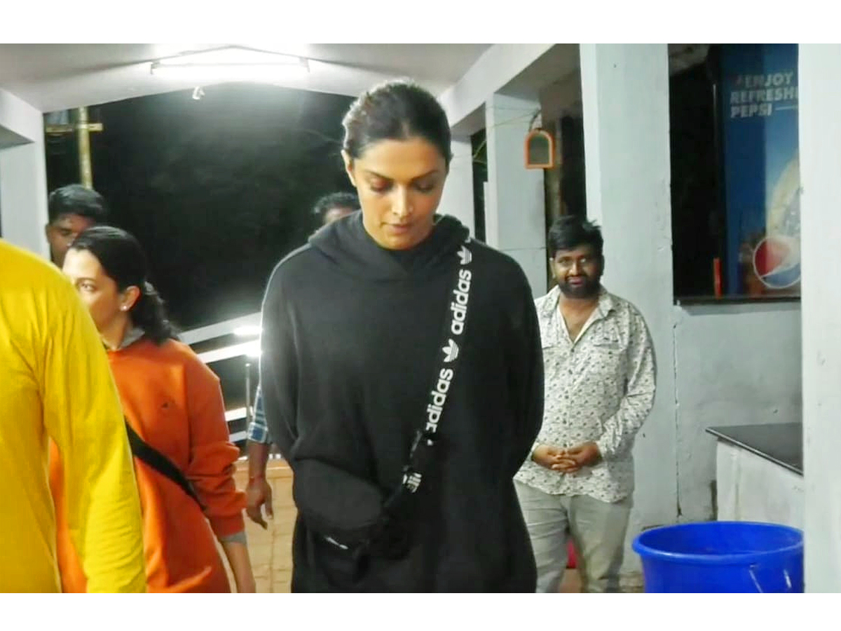 Deepika Padukone Walking to Tirumala with Anisha Padukone Photos - Sakshi10