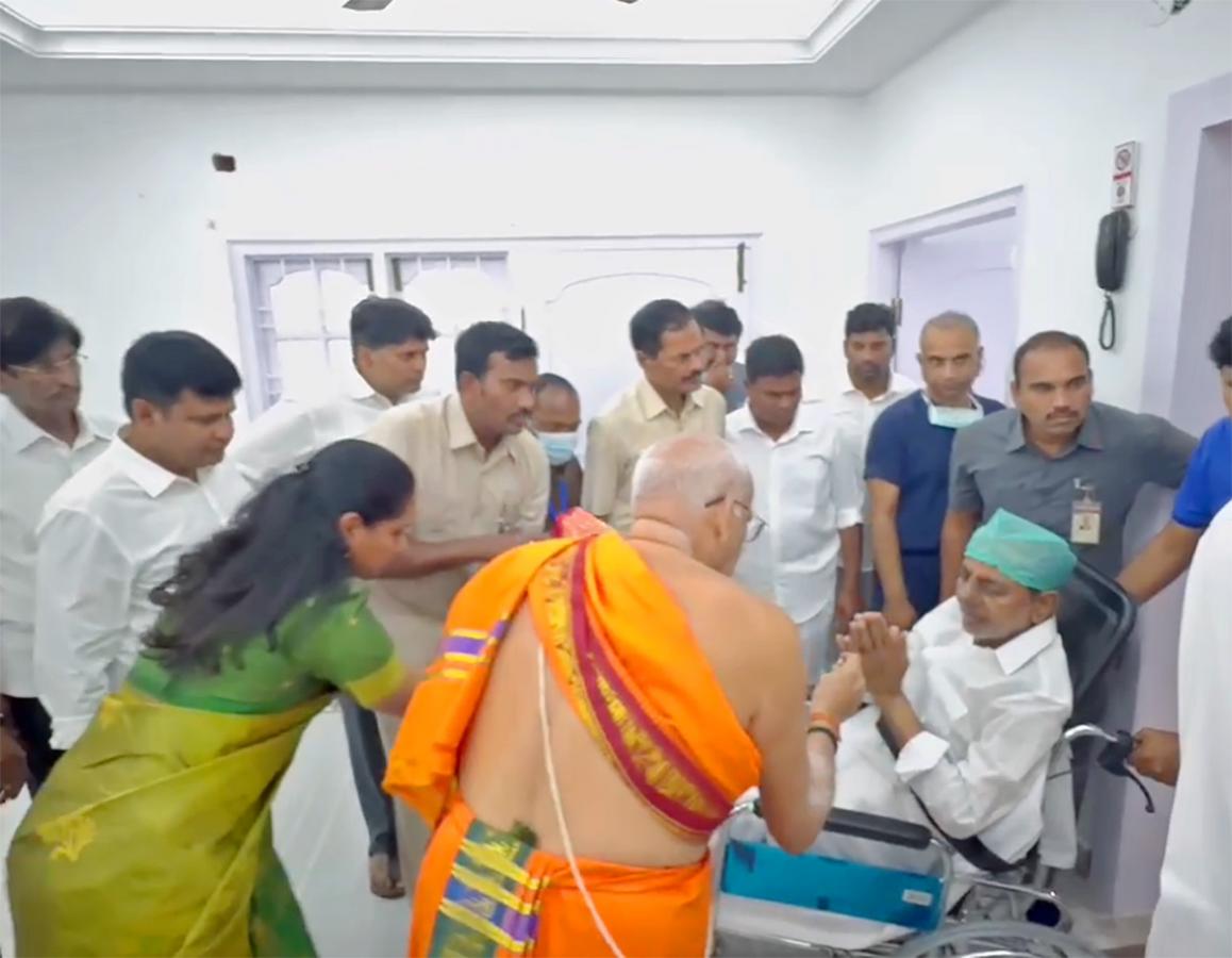 Former Telangana CM KCR Discharged From Hospital Pics - Sakshi15