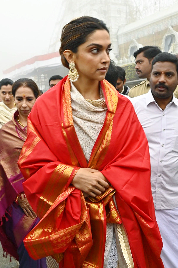 Bollywood Actress Deepika Padukone Visits Tirumala Photos - Sakshi2