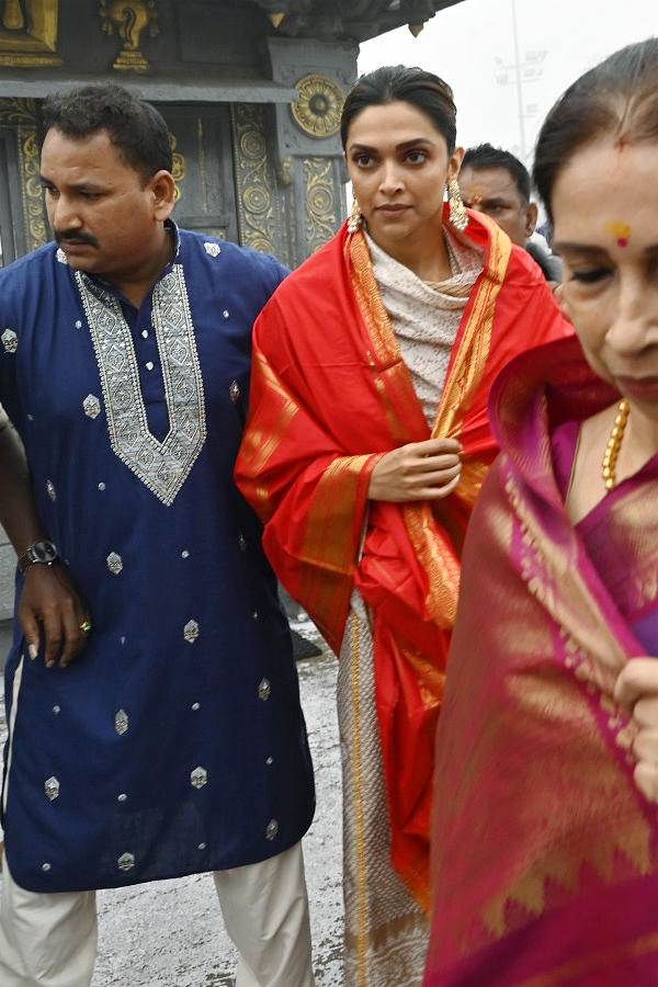 Bollywood Actress Deepika Padukone Visits Tirumala Photos - Sakshi11