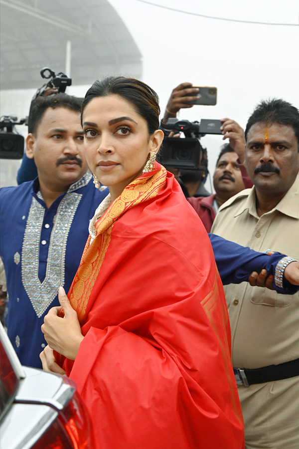 Bollywood Actress Deepika Padukone Visits Tirumala Photos - Sakshi12