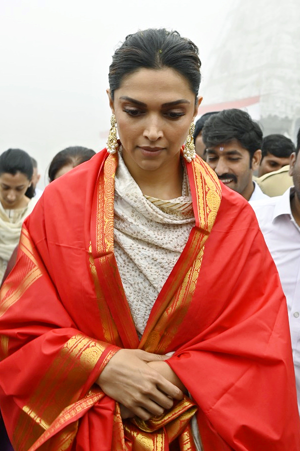 Bollywood Actress Deepika Padukone Visits Tirumala Photos - Sakshi3