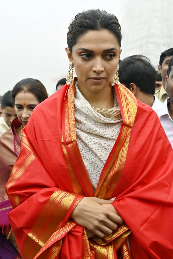 Bollywood Actress Deepika Padukone Visits Tirumala Photos - Sakshi4