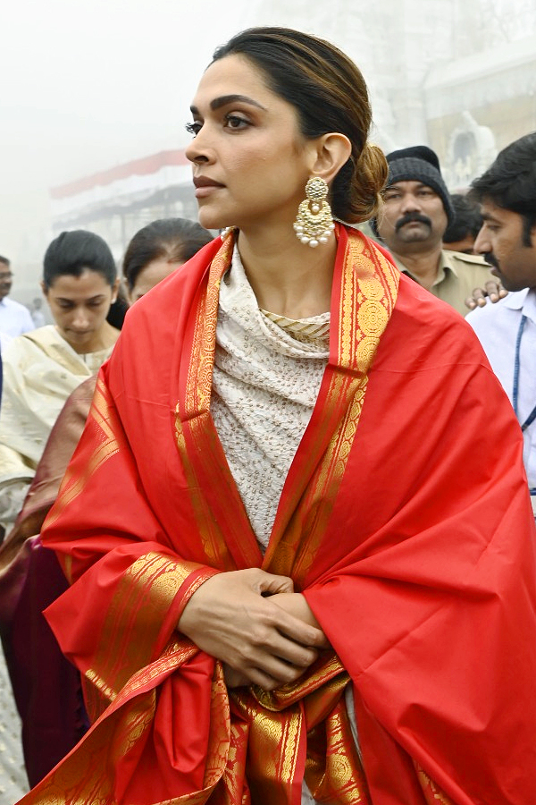 Bollywood Actress Deepika Padukone Visits Tirumala Photos - Sakshi5