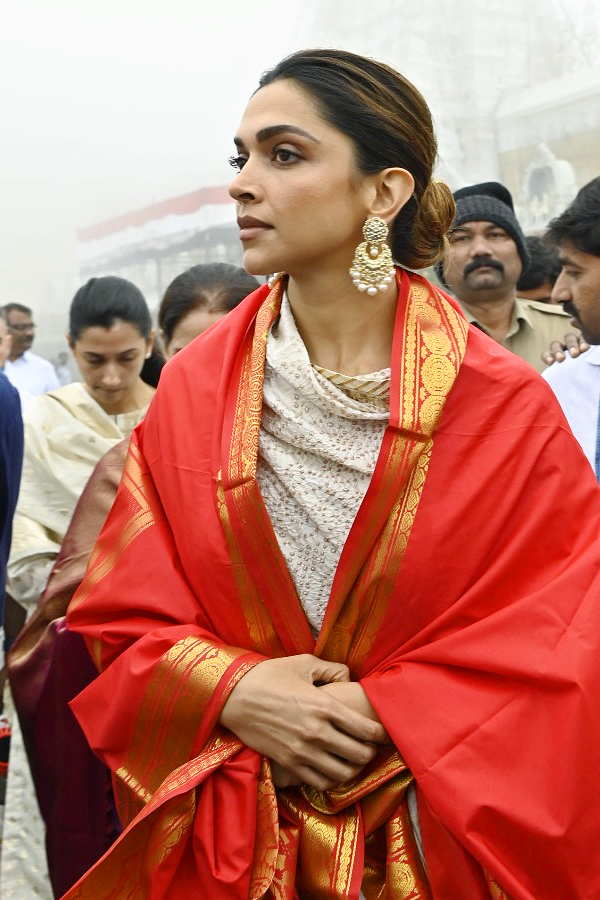 Bollywood Actress Deepika Padukone Visits Tirumala Photos - Sakshi6