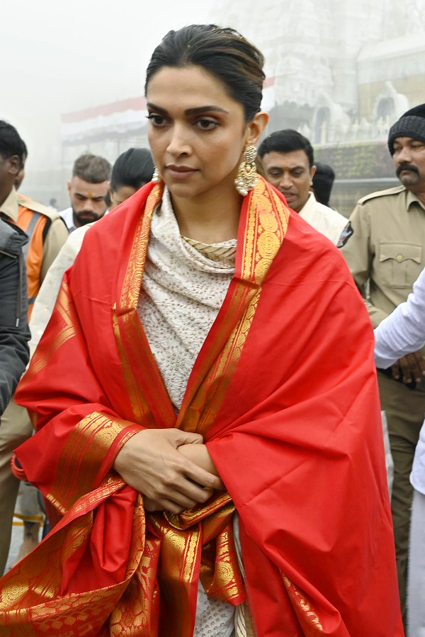 Bollywood Actress Deepika Padukone Visits Tirumala Photos - Sakshi7