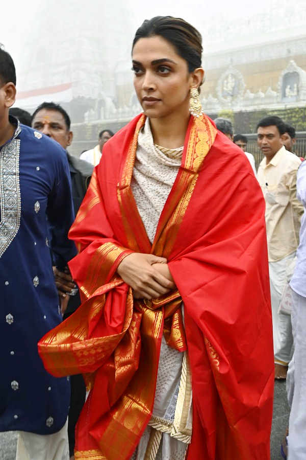 Bollywood Actress Deepika Padukone Visits Tirumala Photos - Sakshi8