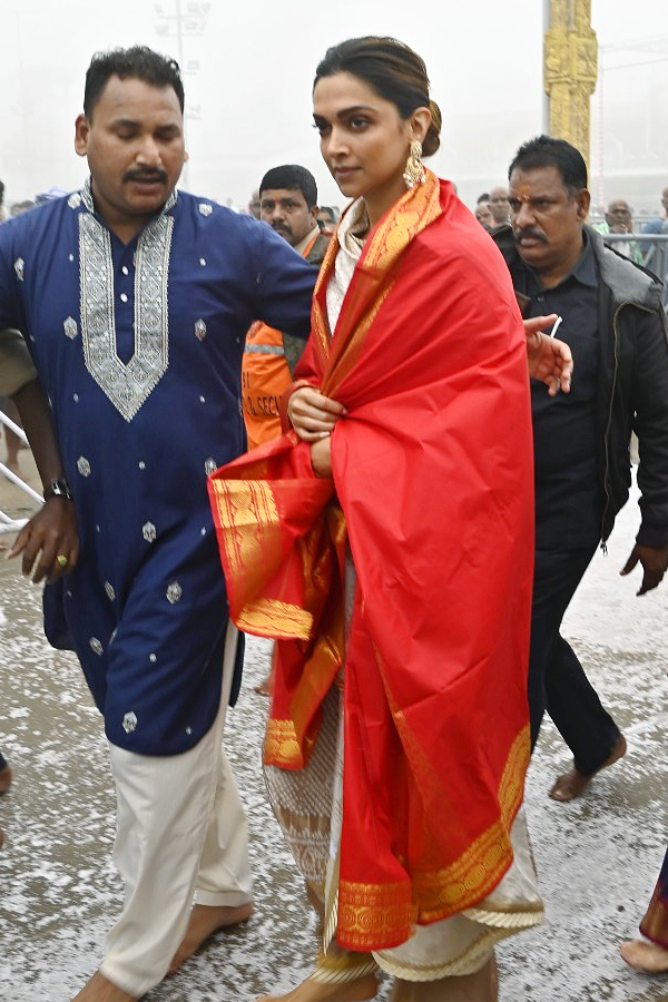 Bollywood Actress Deepika Padukone Visits Tirumala Photos - Sakshi10