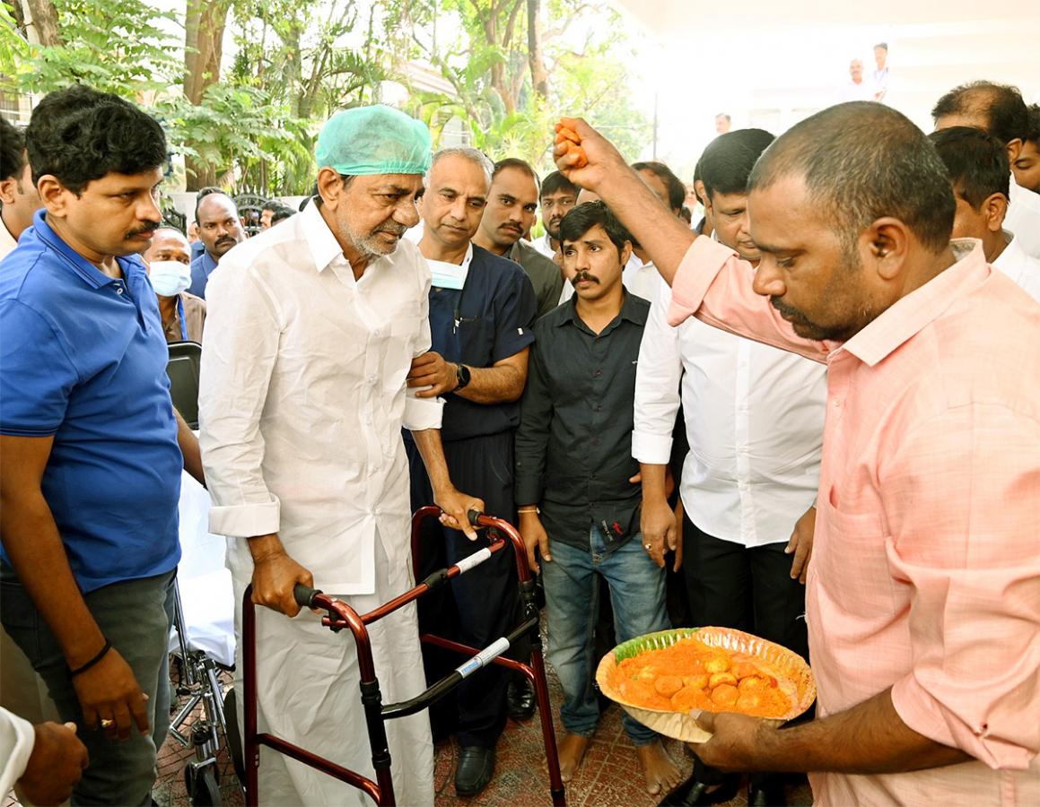 Former Telangana CM KCR Discharged From Hospital Pics - Sakshi2