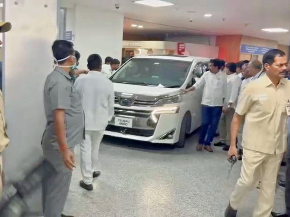 Former Telangana CM KCR Discharged From Hospital Pics - Sakshi5