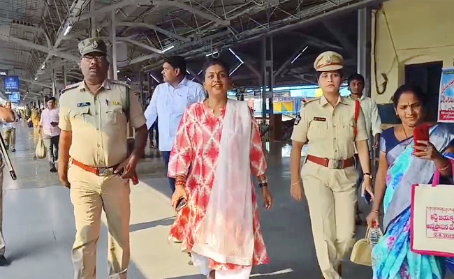 Guntur to Tirupati Minister Roja in Vande Bharat Train Photos - Sakshi16