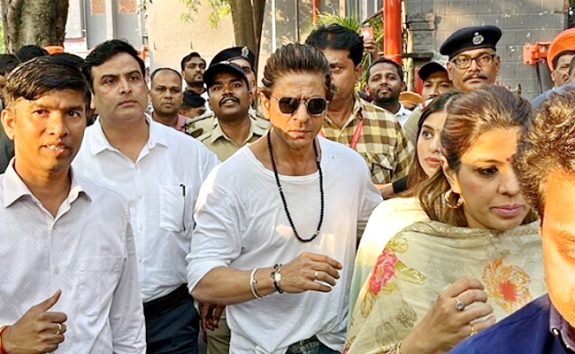 Shah Rukh Khan Seeks Blessings at Shirdi Sai Baba Temple with Daughter Suhana Khan Ahead of Dunki Release Photos - Sakshi2