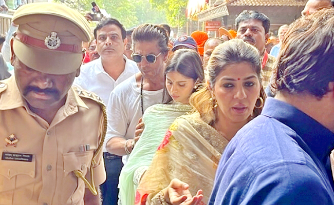 Shah Rukh Khan Seeks Blessings at Shirdi Sai Baba Temple with Daughter Suhana Khan Ahead of Dunki Release Photos - Sakshi3