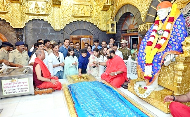 Shah Rukh Khan Seeks Blessings at Shirdi Sai Baba Temple with Daughter Suhana Khan Ahead of Dunki Release Photos - Sakshi4