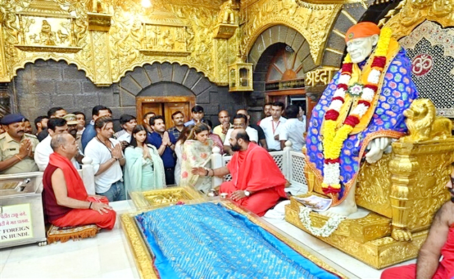 Shah Rukh Khan Seeks Blessings at Shirdi Sai Baba Temple with Daughter Suhana Khan Ahead of Dunki Release Photos - Sakshi6