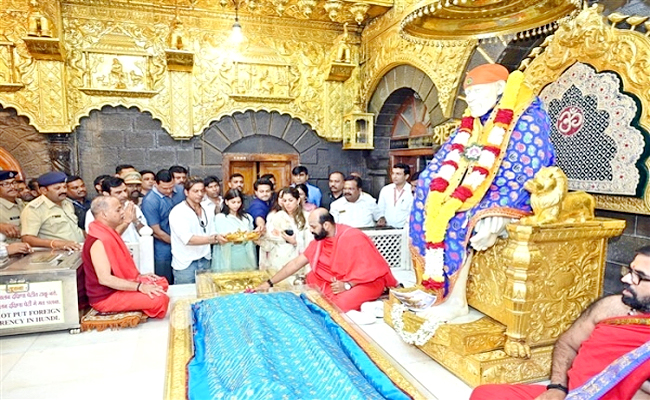 Shah Rukh Khan Seeks Blessings at Shirdi Sai Baba Temple with Daughter Suhana Khan Ahead of Dunki Release Photos - Sakshi8