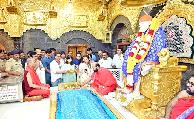 Shah Rukh Khan Seeks Blessings at Shirdi Sai Baba Temple with Daughter Suhana Khan Ahead of Dunki Release Photos - Sakshi10