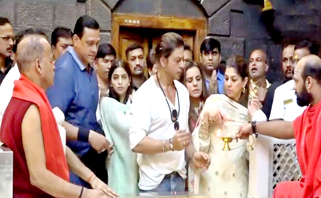 Shah Rukh Khan Seeks Blessings at Shirdi Sai Baba Temple with Daughter Suhana Khan Ahead of Dunki Release Photos - Sakshi9