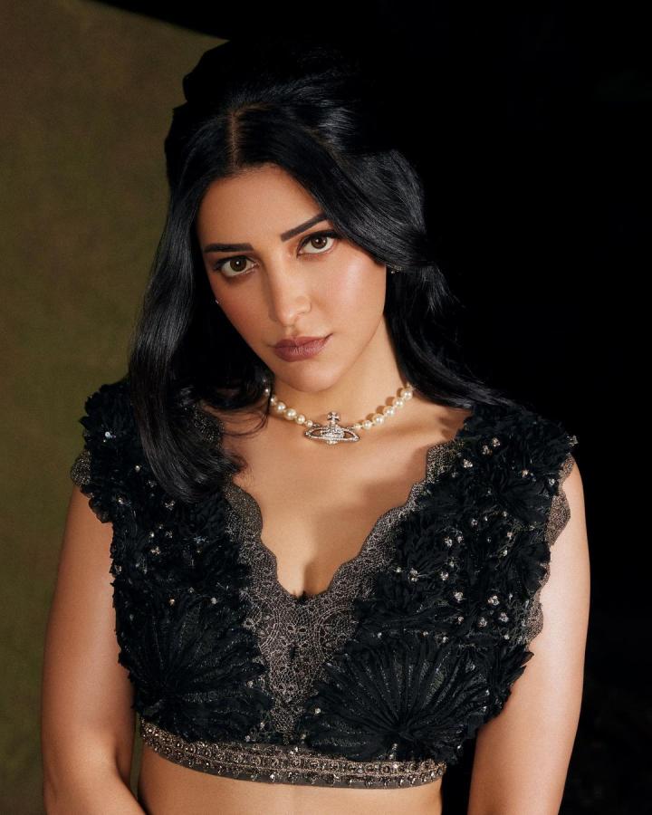 Shruti Haasan Modern Glamour Photos - Sakshi15