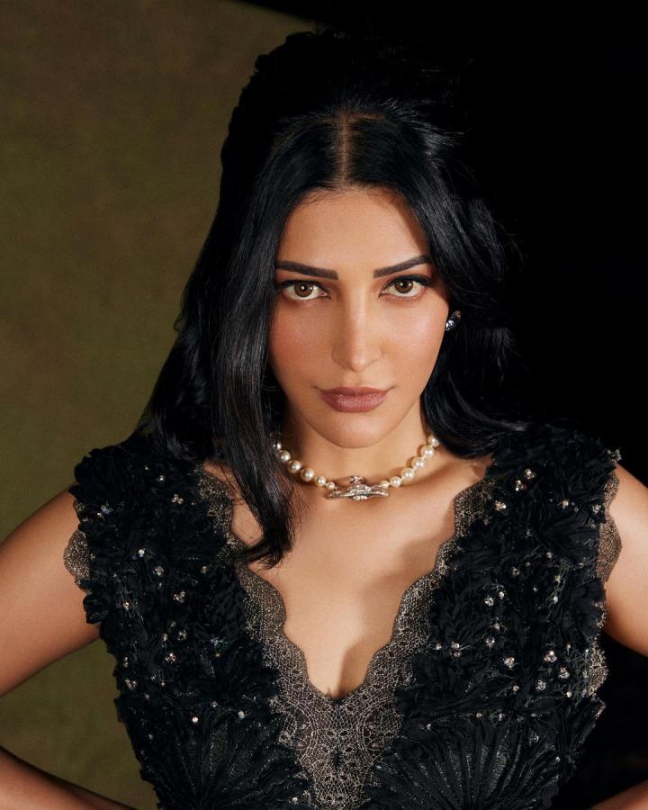 Shruti Haasan Modern Glamour Photos - Sakshi12