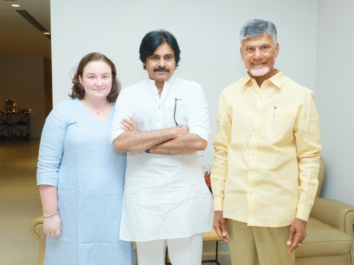 TDP chief Chandrababu Naidu meets JSP president Pawan Kalyan in Hyderabad - Sakshi1