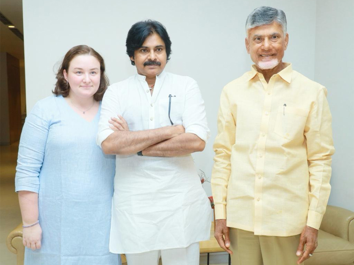 TDP chief Chandrababu Naidu meets JSP president Pawan Kalyan in Hyderabad - Sakshi2