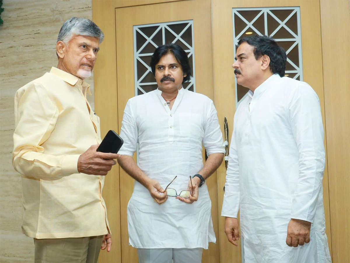 TDP chief Chandrababu Naidu meets JSP president Pawan Kalyan in Hyderabad - Sakshi3