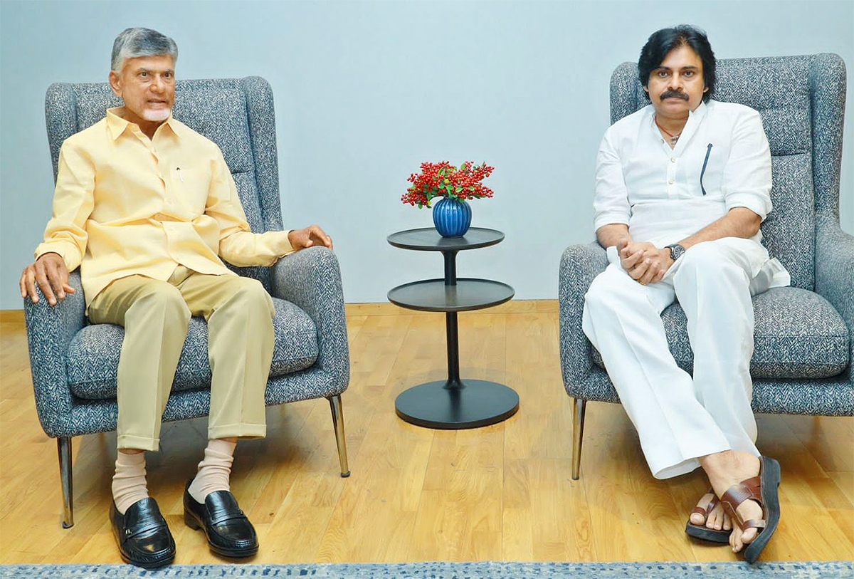 TDP chief Chandrababu Naidu meets JSP president Pawan Kalyan in Hyderabad - Sakshi4