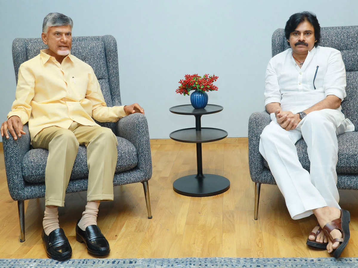 TDP chief Chandrababu Naidu meets JSP president Pawan Kalyan in Hyderabad - Sakshi6