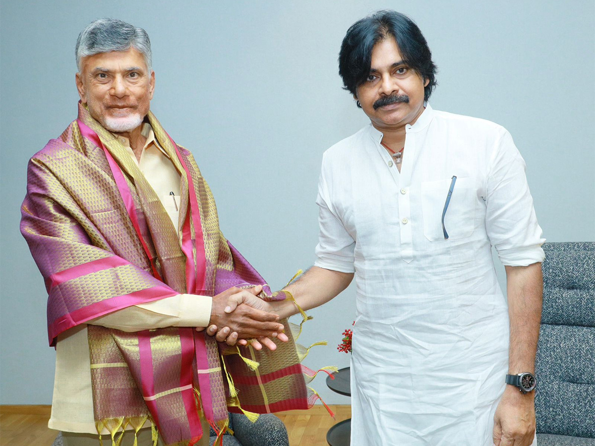 TDP chief Chandrababu Naidu meets JSP president Pawan Kalyan in Hyderabad - Sakshi7