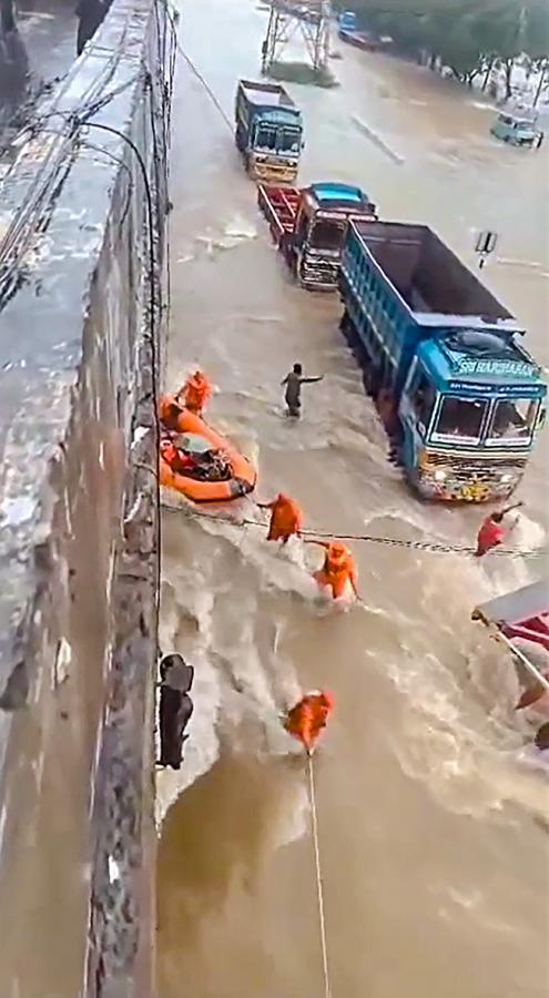 Heavy rains predicted in Tamil Nadu Pics - Sakshi12