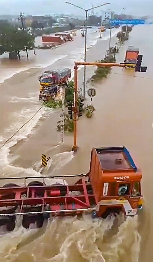 Heavy rains predicted in Tamil Nadu Pics - Sakshi17