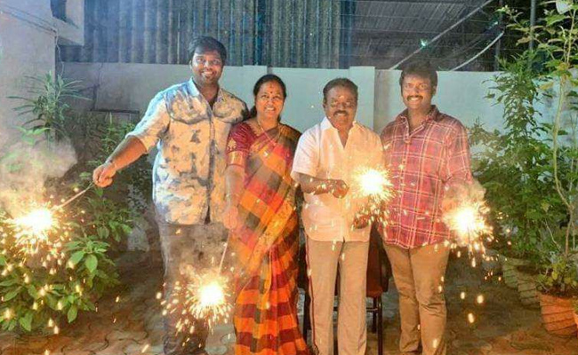 Captain Vijayakanth Family Photos With Wife And Son Photos - Sakshi15