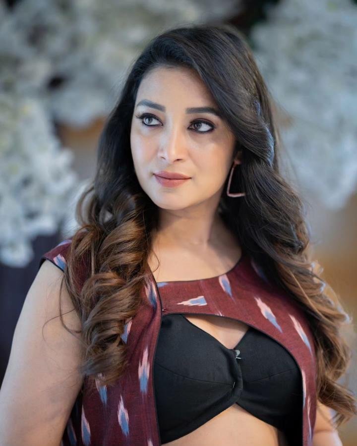 Bhanu Shree Turns Heads With Elegant Outfit Photos - Sakshi8