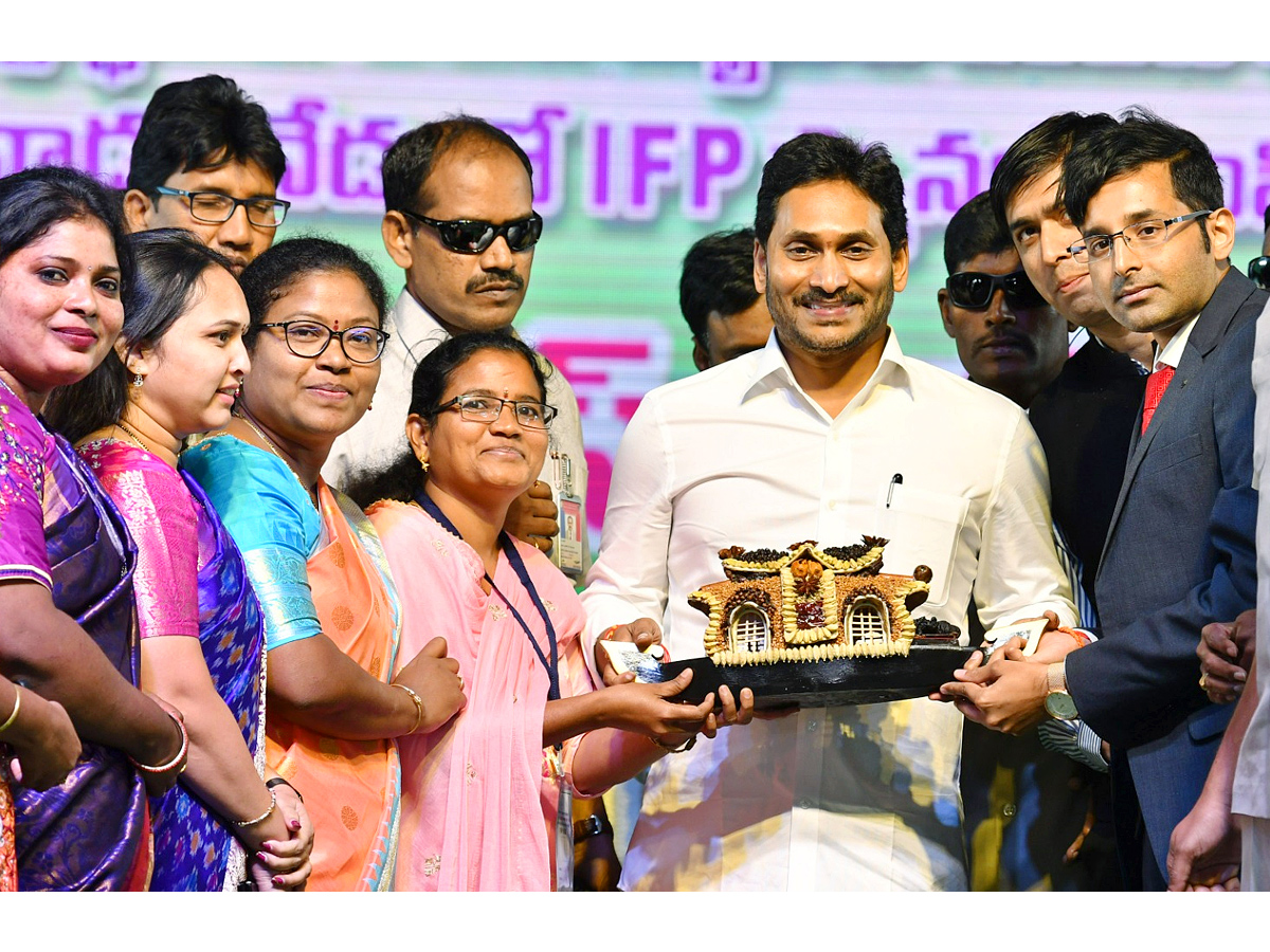 AP CM YS Jagan Distributes Free TABS to 8th class Students Photos - Sakshi2