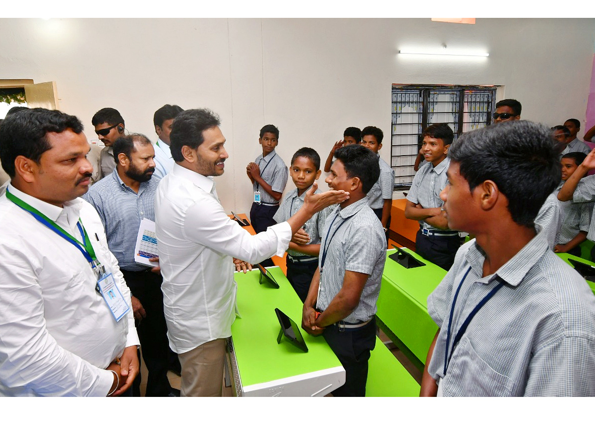 AP CM YS Jagan Distributes Free TABS to 8th class Students Photos - Sakshi12