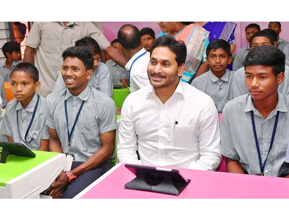 AP CM YS Jagan Distributes Free TABS to 8th class Students Photos - Sakshi14