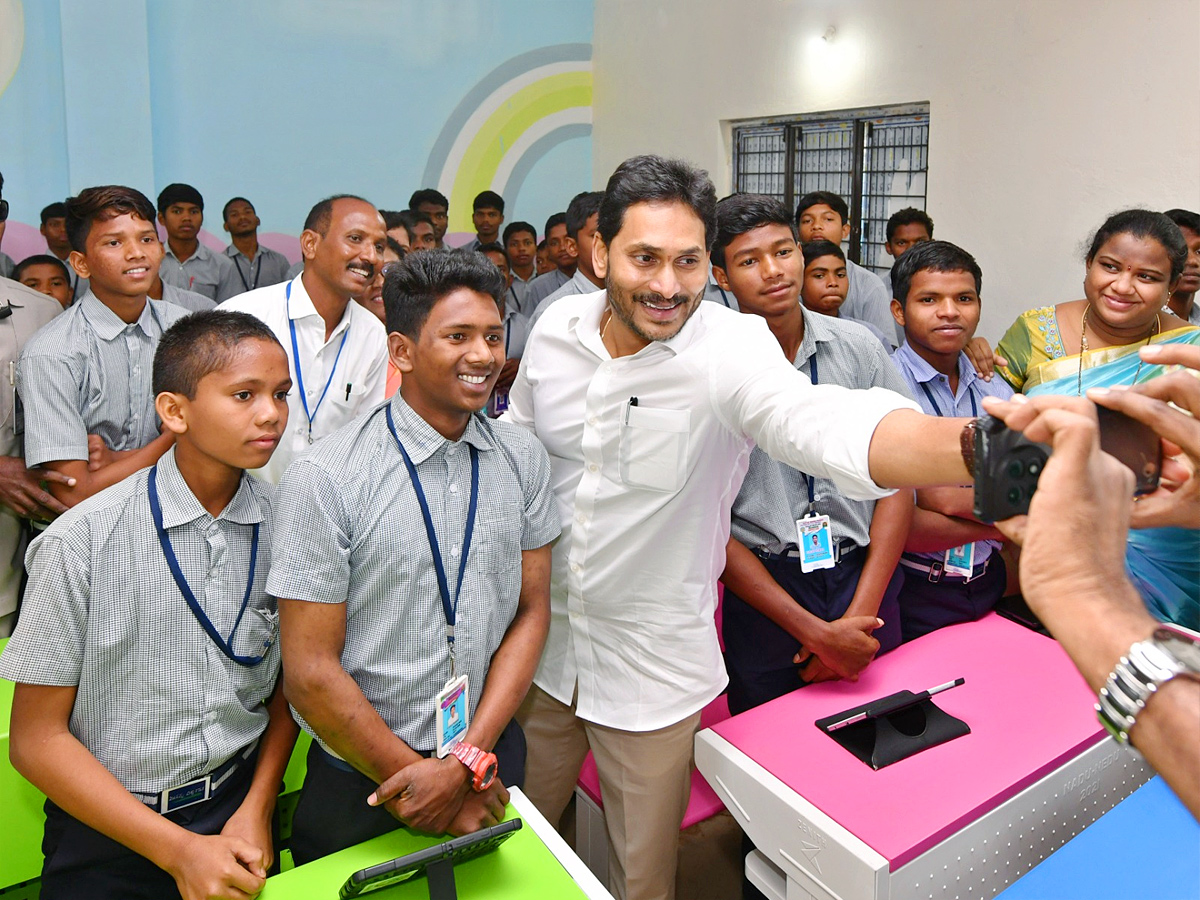 AP CM YS Jagan Distributes Free TABS to 8th class Students Photos - Sakshi15