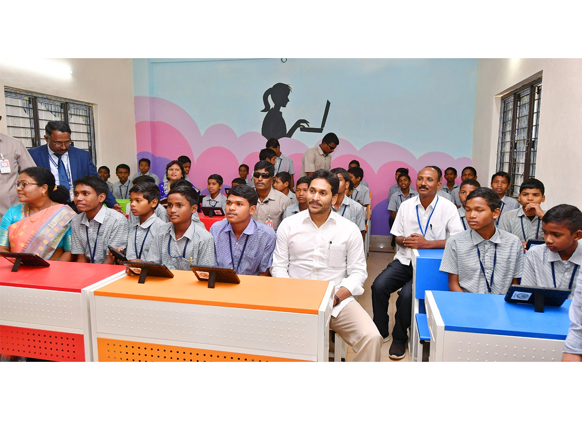 AP CM YS Jagan Distributes Free TABS to 8th class Students Photos - Sakshi16