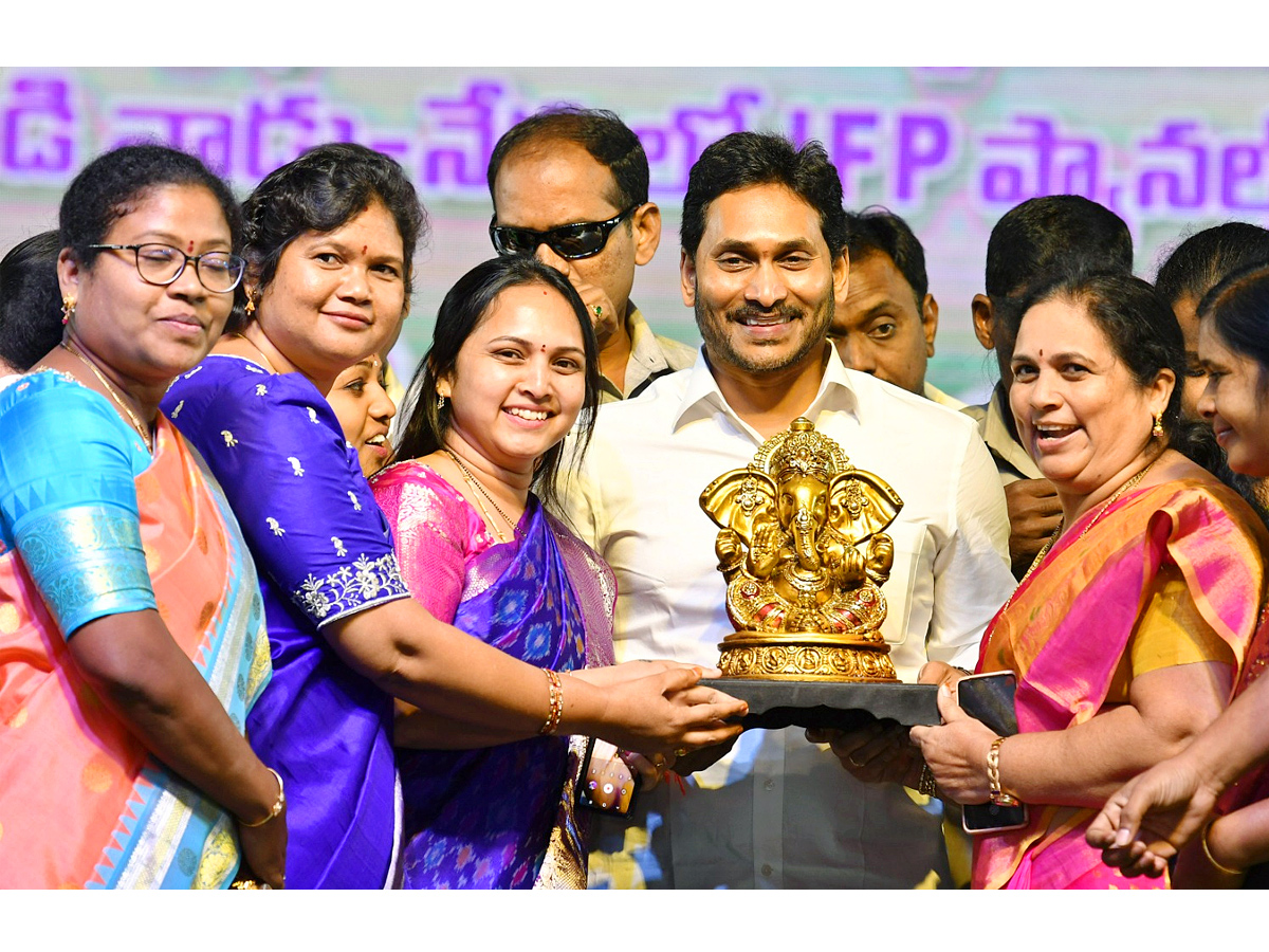 AP CM YS Jagan Distributes Free TABS to 8th class Students Photos - Sakshi20