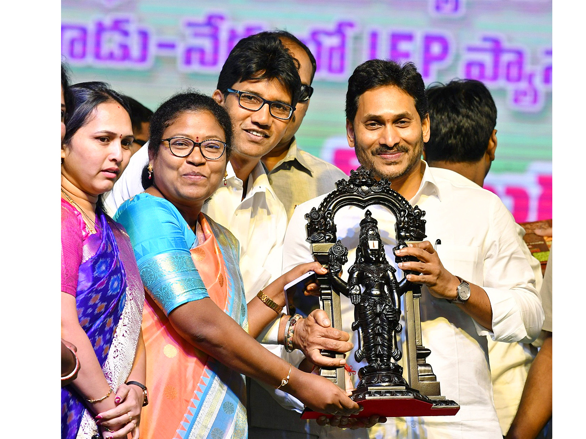 AP CM YS Jagan Distributes Free TABS to 8th class Students Photos - Sakshi3