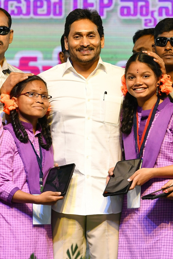 AP CM YS Jagan Distributes Free TABS to 8th class Students Photos - Sakshi27